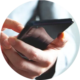 電話やメールで問い合わせをしている様子